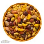 نمای نزدیک آجیل شور سفارشی شامل بادام، پسته، فندق و مغز بادام هندی