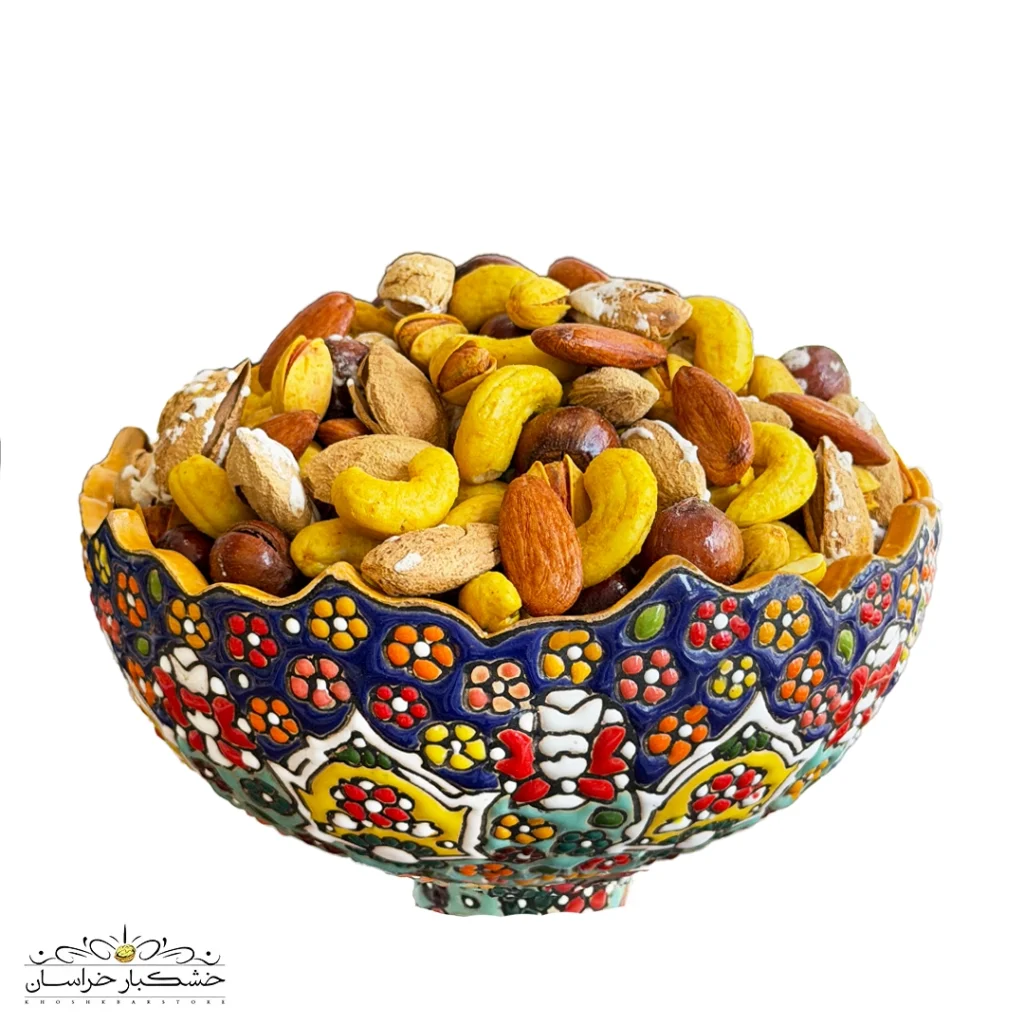 نمای نزدیک از آجیل مخلوط سفارشی شامل پسته، بادام هندی و فندق با کیفیت عالی