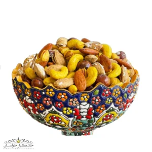 نمای نزدیک از آجیل مخلوط سفارشی شامل پسته، بادام هندی و فندق با کیفیت عالی