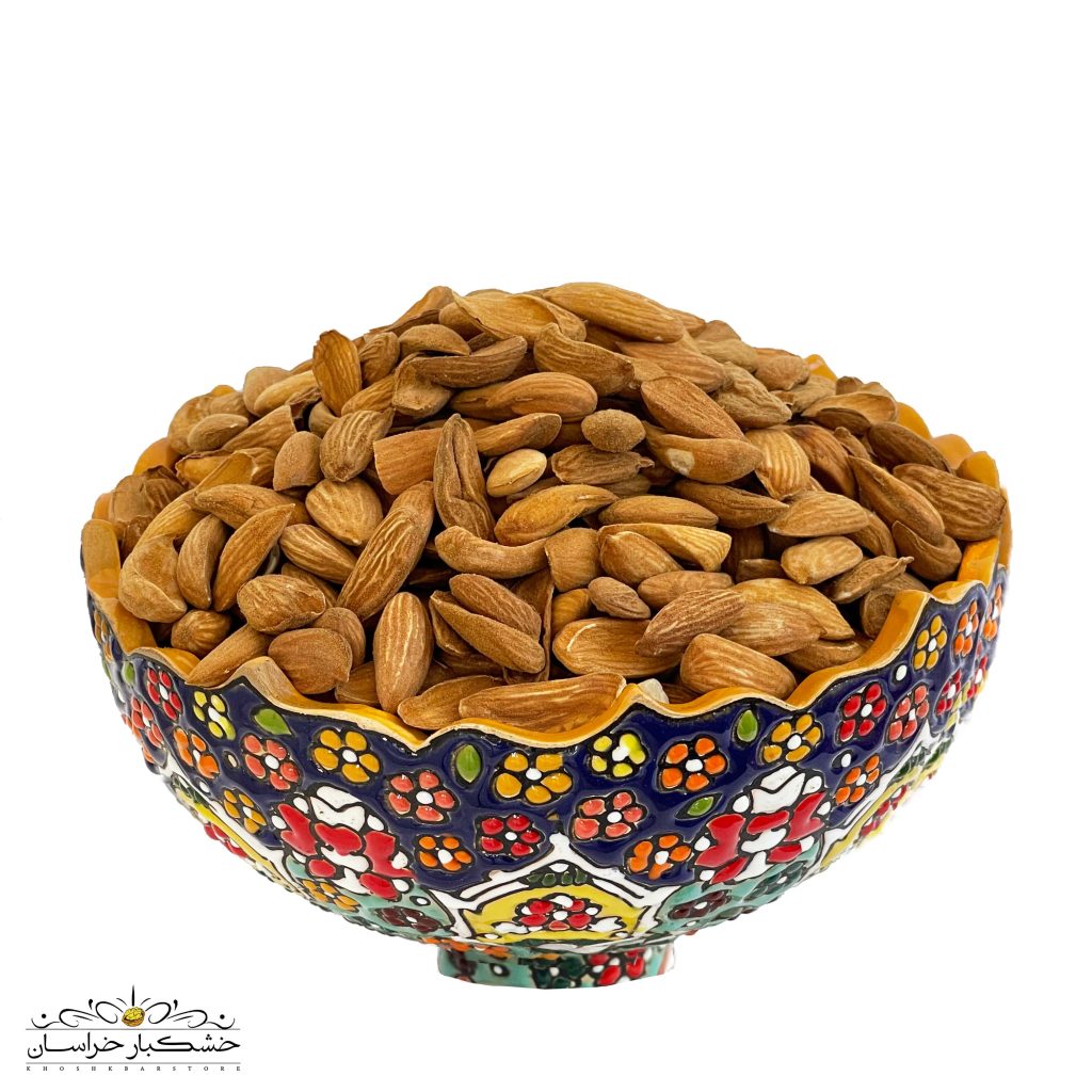 تصویر مغز بادام درختی ایرانی تازه و درشت روی زمینه روشن — بادام سالم، خوش‌طعم و باکیفیت خشکبار استور