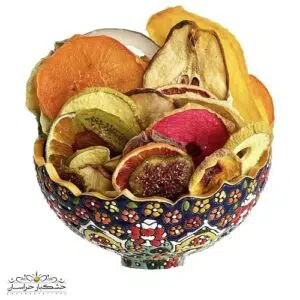 مخلوط میوه خشک اسلایس شده شامل موز، خرمالو، توت فرنگی، سیب و پرتقال، تازه و طبیعی در بسته‌بندی