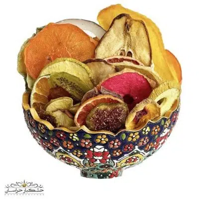 مخلوط میوه خشک اسلایس شده شامل موز، خرمالو، توت فرنگی، سیب و پرتقال، تازه و طبیعی در بسته‌بندی