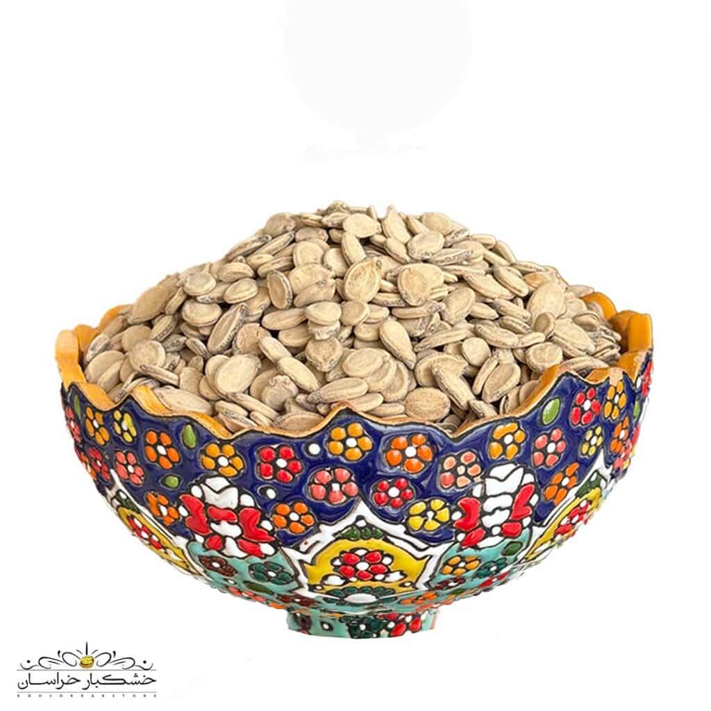 تخمه کلاله درشت و شور شده با مغز کامل، تازه و درجه یک، عکس نمای نزدیک آجیل با کیفیت