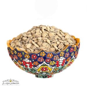 تخمه کلاله درشت و شور شده با مغز کامل، تازه و درجه یک، عکس نمای نزدیک آجیل با کیفیت