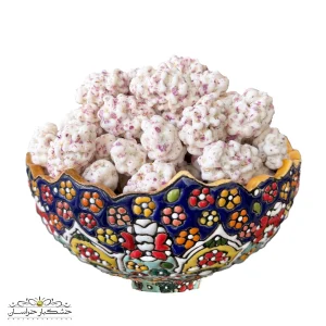 نقل بادام درختی مخصوص با روکش شیرین، بافتی ترد و ظاهری مجلسی مناسب پذیرایی و مهمانی