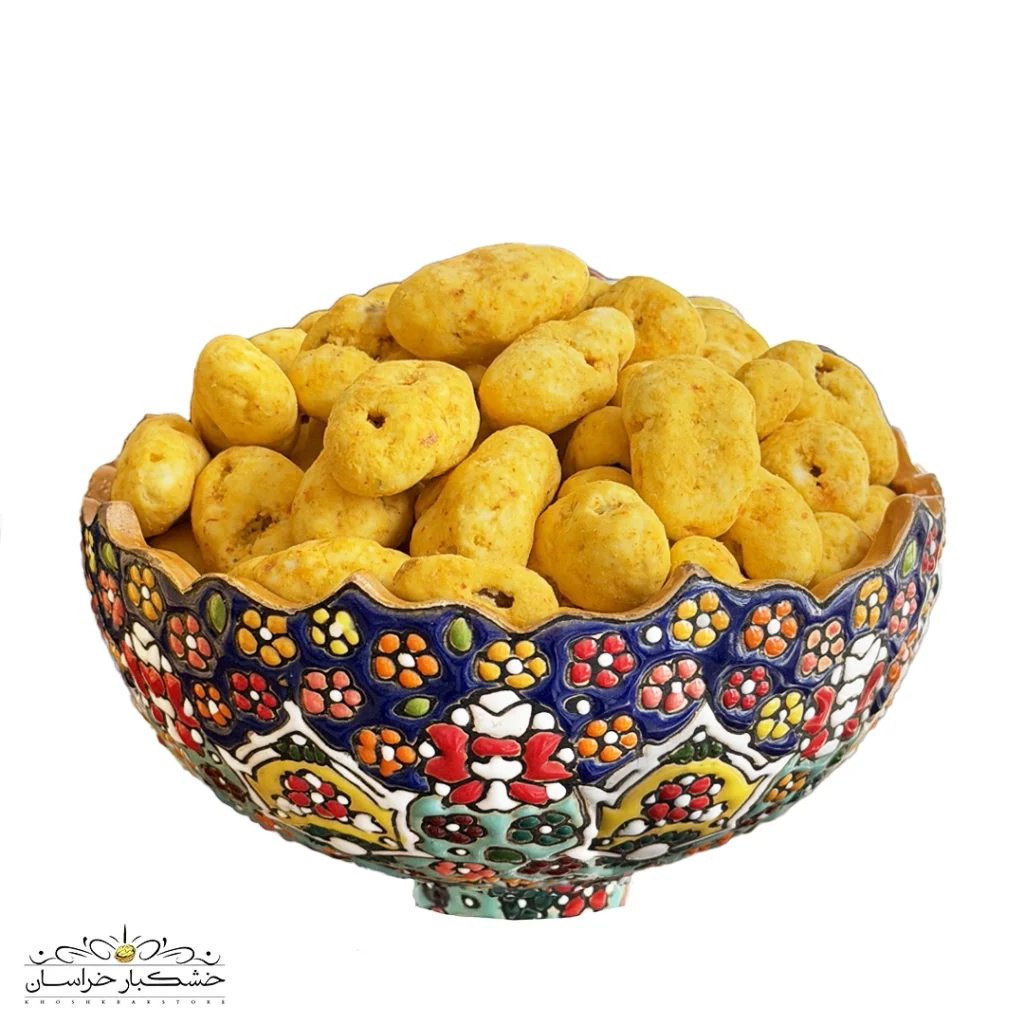 نقل زعفرانی گردویی مخصوص با مغز گردو، روکش شیرین زعفرانی، ظاهر مجلسی و طعمی خوش‌عطر مناسب پذیرایی