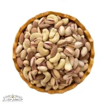 نمای نزدیک آجیل سه مغز شور با تفت سنتی، مغزهای طلایی و ترد