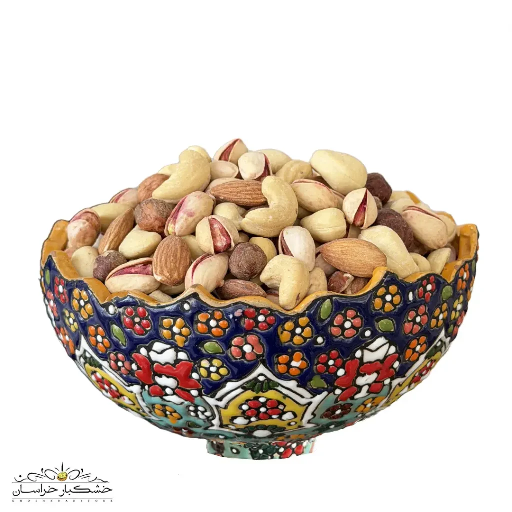 آجیل چهار مغز شور تنوری سنتی با مغزهای درشت، رنگ طلایی و بافت ترد – مناسب پذیرایی