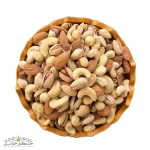 نمای نزدیک آجیل چهار مغز شور تنوری سنتی با مغزهای طلایی، ترد و نمک متعادل