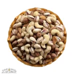 نمای نزدیک آجیل چهار مغز ایرانی خام با مغزهای سالم و طبیعی
