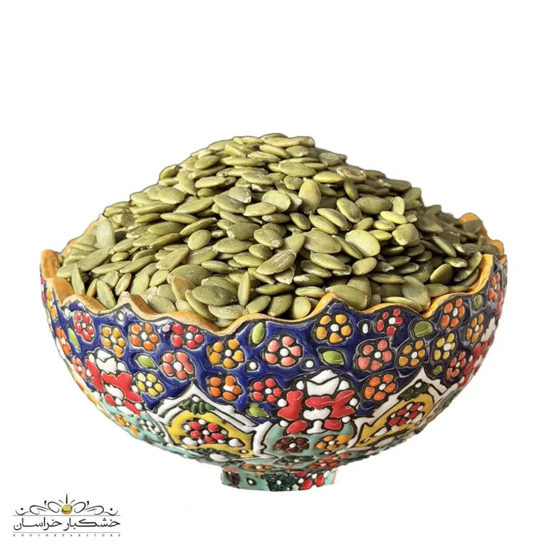 تصویر مغز تخمه کدو خام ایرانی با دانه‌های درشت و تازه