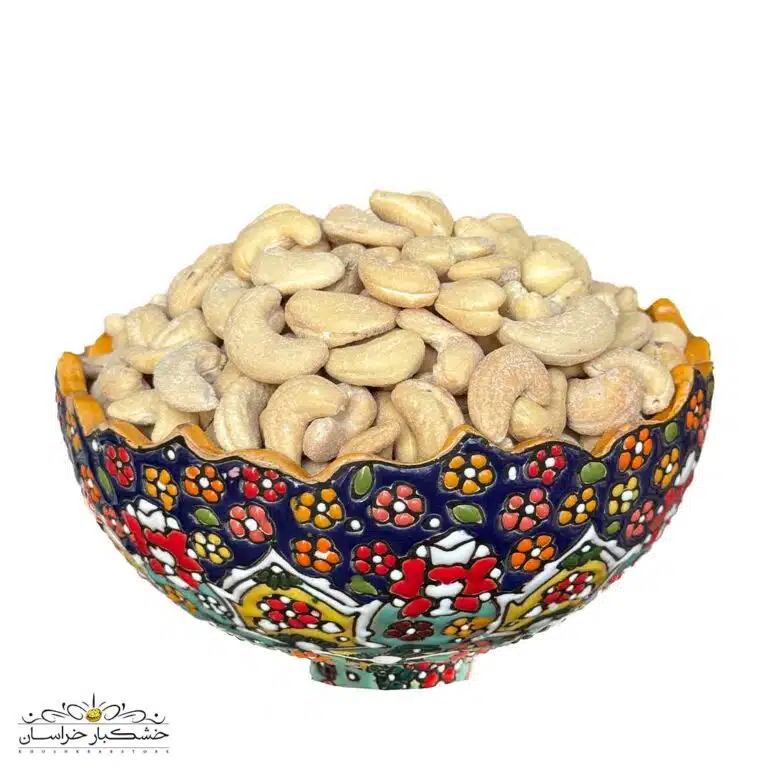 بادام هندی شور شده به روش تفت سنتی، تازه و خوش‌طعم با سایز 320، تصویر نزدیک از مغز بادام هندی سفید و یکدست