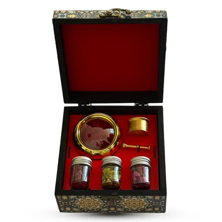 باکس هدیه سنتی ایرانی با روکش نقش‌دار، شامل زعفران نگین اصل، سه شیشه دمنوش منتخب و هاونگ برنجی طلایی؛ مناسب هدیه رسمی و پذیرایی شیک