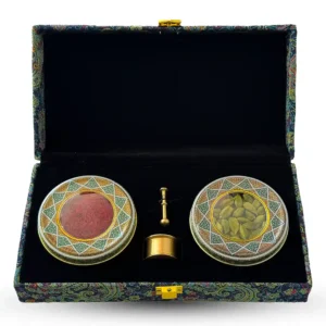 باکس هدیه سنتی ایرانی شامل زعفران نگین اصل، هل سبز اعلا و هاونگ برنجی طلایی در جعبه پارچه‌ای شیک؛ مناسب هدیه رسمی و پذیرایی ایرانی