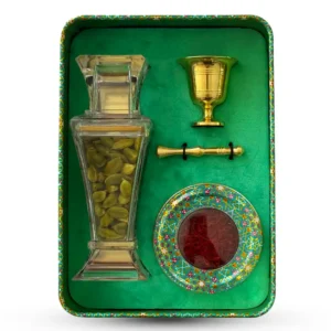 باکس هدیه فلزی پنجره‌دار لوکس شامل زعفران نگین اصل ایران، هل سبز اعلا و هاونگ برنجی با چیدمان مخملی سبز؛ مناسب هدیه رسمی و پذیرایی شیک