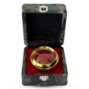 باکس هدیه چرمی اقتصادی شامل زعفران نگین صادراتی در ظرف لنزی طلایی شیک با داخل مخمل قرمز؛ مناسب هدیه و سوغات اصیل ایرانی