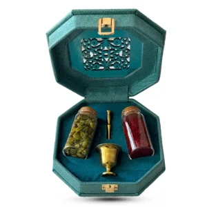 باکس فیروزه‌ای چندضلعی لوکس شامل شیشه زعفران نگین، شیشه هل سبز و هاونگ برنجی در بسته‌بندی هدیه شیک و خاص