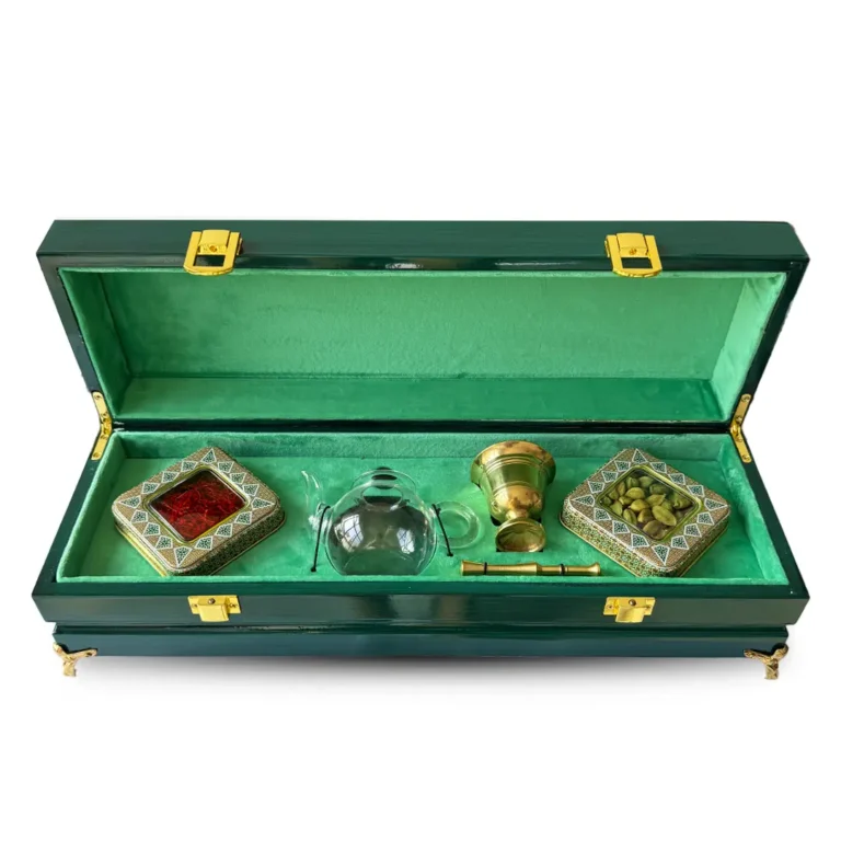 خرید باکس هدیه چوبی زعفران نگین و هل همراه با قوری دم‌کن شیشه‌ای و هاونگ برنجی لوکس