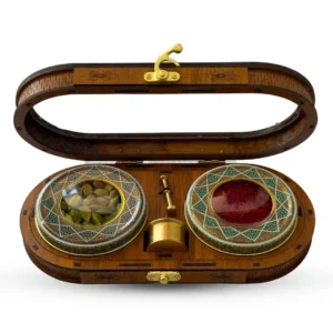 پک مدیریتی چوبی شامل زعفران نگین اصل ایرانی و هل سبز اعلا در قوطی‌های خاتم با هاونگ برنجی؛ بسته‌بندی لوکس و مناسب هدیه رسمی