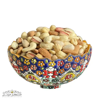 عکس آجیل چهار مغز لاکچری خام، مخلوط لوکس بادام درختی درشت، پسته خام، فندق گردوئی و تخمه آفتابگردان، آجیل تازه و باکیفیت صادراتی بدون نمک، غنی از پروتئین و چربیهای سالم، بستهبندی ۵۰۰ گرمی برای میانوعده سالم.