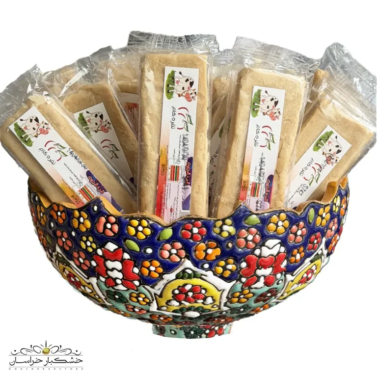 عکس قره قروت استیکی سفید سنتی ترش و خوش طعم، بسته‌بندی بهداشتی استیکی با بافت نرم و رنگ سفید طبیعی، محصول لبنی ایرانی غنی از پروتئین و پروبیوتیک‌ها، مناسب آشپزی و میان‌وعده سالم.