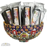 عکس قره قروت استیکی سیاه سنتی ترش و خوش طعم، بسته‌بندی استیکی بهداشتی با بافت متراکم و رنگ سیاه تیره طبیعی، محصول لبنی تخمیرشده ایرانی غنی از پروتئین، پروبیوتیک‌ها و ویتامین‌ها، مناسب غذاهای سنتی و میان‌وعده مقوی.