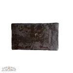 قره قروت تخته‌ای سیاه با طعم ترش قوی و بافت متراکم، محصولی طبیعی و سنتی