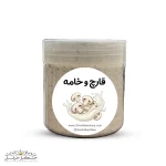 نمای نزدیک از یک کاسه شیشه‌ای حاوی چاشنی قارچ و خامه با بافت غلیظ و تکه‌های قارچ تازه، تزئین شده با جعفری خرد شده برای عکاسی تبلیغاتی غذا.