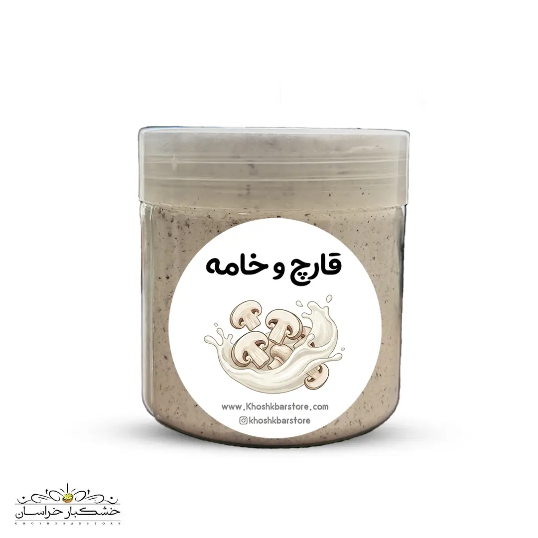 چاشنی قارچ و خامه مخصوص پاستا و استیک - طعم رستورانی و غلیظ نمای نزدیک از یک کاسه شیشهای حاوی چاشنی قارچ و خامه با بافت غلیظ و تکههای قارچ تازه، تزئین شده با جعفری خرد شده برای عکاسی تبلیغاتی غذا.
