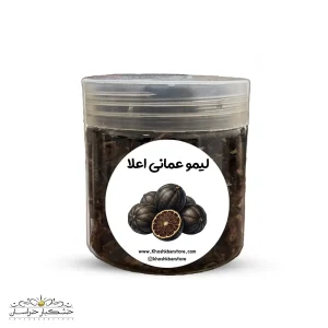 نمای نزدیک از پرک لیمو عمانی اعلا با رنگ قهوه‌ای روشن و بافت خشک در یک کاسه چوبی، مناسب استفاده در خورش‌های ایرانی.