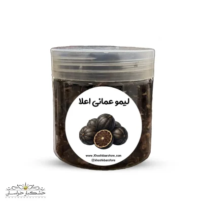 نمای نزدیک از پرک لیمو عمانی اعلا با رنگ قهوه‌ای روشن و بافت خشک در یک کاسه چوبی، مناسب استفاده در خورش‌های ایرانی.