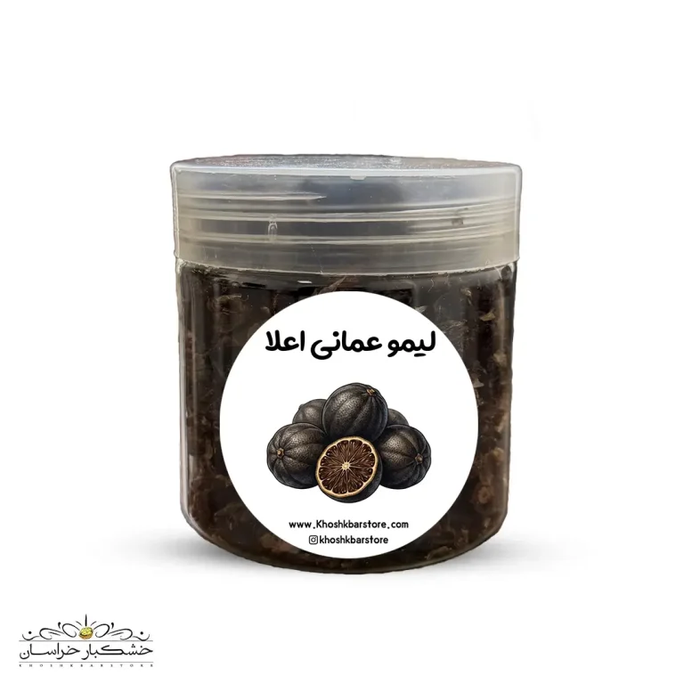 نمای نزدیک از پرک لیمو عمانی اعلا با رنگ قهوه‌ای روشن و بافت خشک در یک کاسه چوبی، مناسب استفاده در خورش‌های ایرانی.