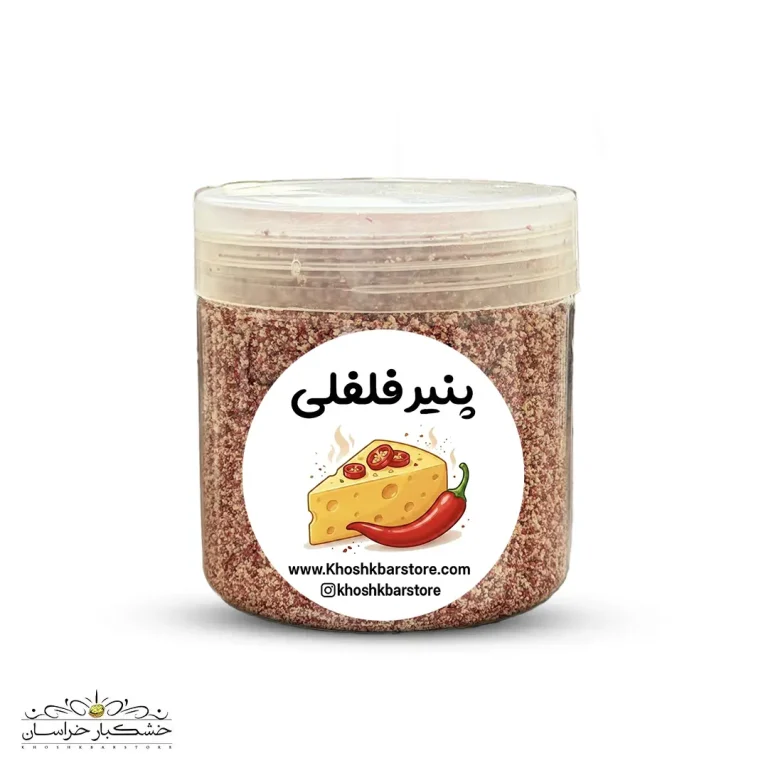 عکس آتلیه‌ای با پس‌زمینه تیره از پودر ادویه پنیر فلفلی نارنجی‌رنگ در کنار بادام‌زمینی‌های روکش‌دار پنیری و فلفل قرمز خشک شده جهت سئوی تصاویر سایت.