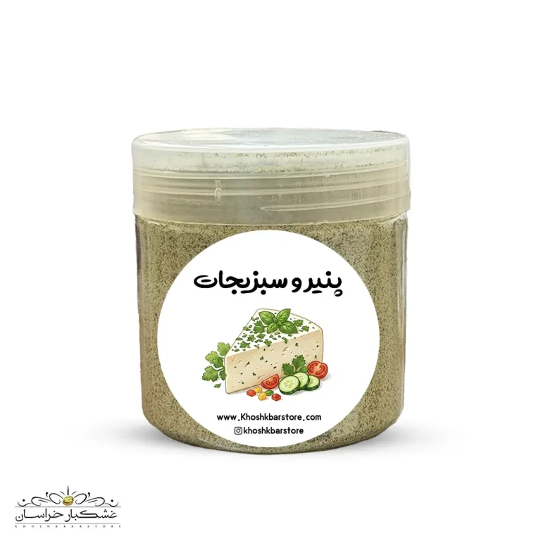 نمای نزدیک از چاشنی پنیر سبزیجات شامل ترکیبی از سبزیجات خشک معطر و ادویه‌های طبیعی در کنار پنیر صبحانه برای طعم‌دهی بهتر.