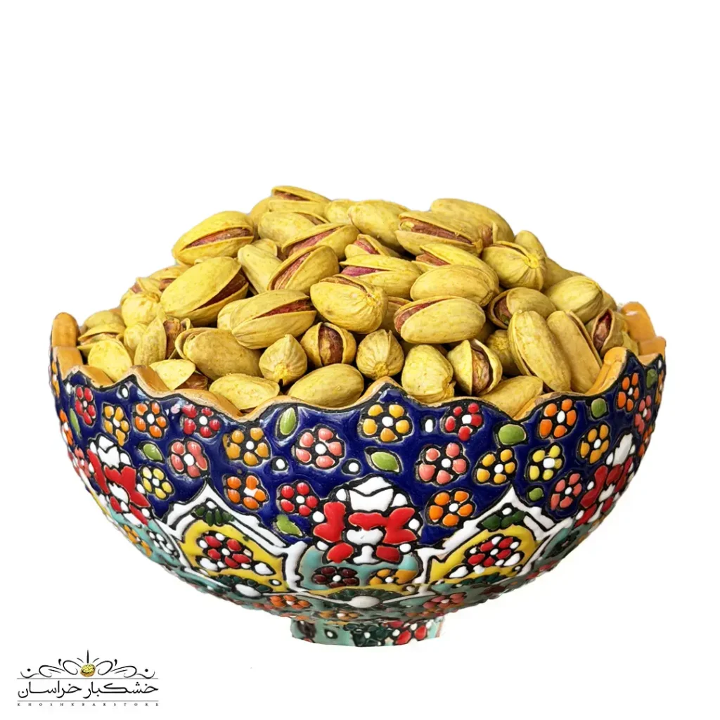 تصویر نمای نزدیک از پسته اکبری شور لعابی درخشان و درشت، بسته بندی ویژه خشکبار استور