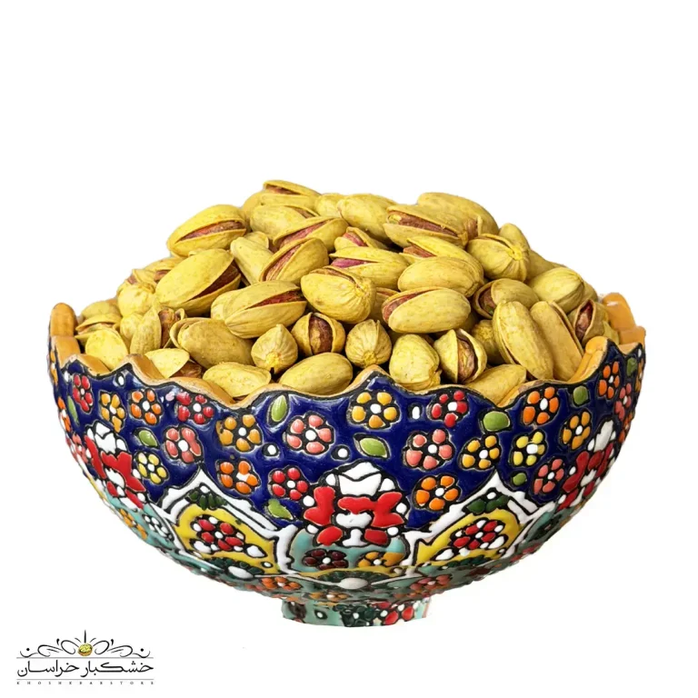 تصویر نمای نزدیک از پسته اکبری شور لعابی درخشان و درشت، بسته بندی ویژه خشکبار استور