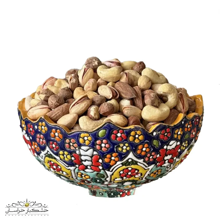 آجیل چهار مغز ایرانی شامل پسته، بادام، فندق و گردو، شور و تفت داده شده به روش سنتی در فروشگاه خشکبار استور